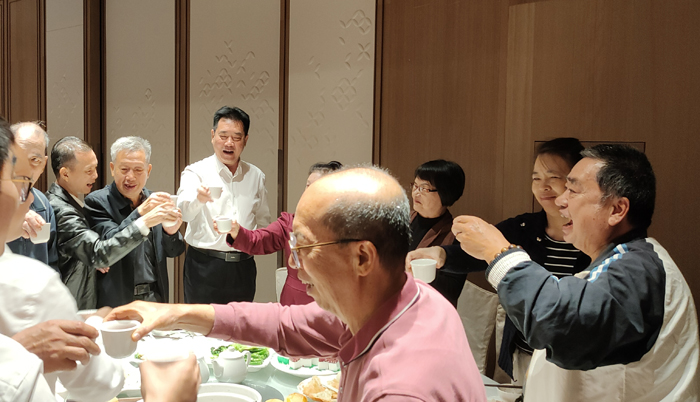 弘扬敬老爱老传统美德——学校组织离退休干部职工举办...